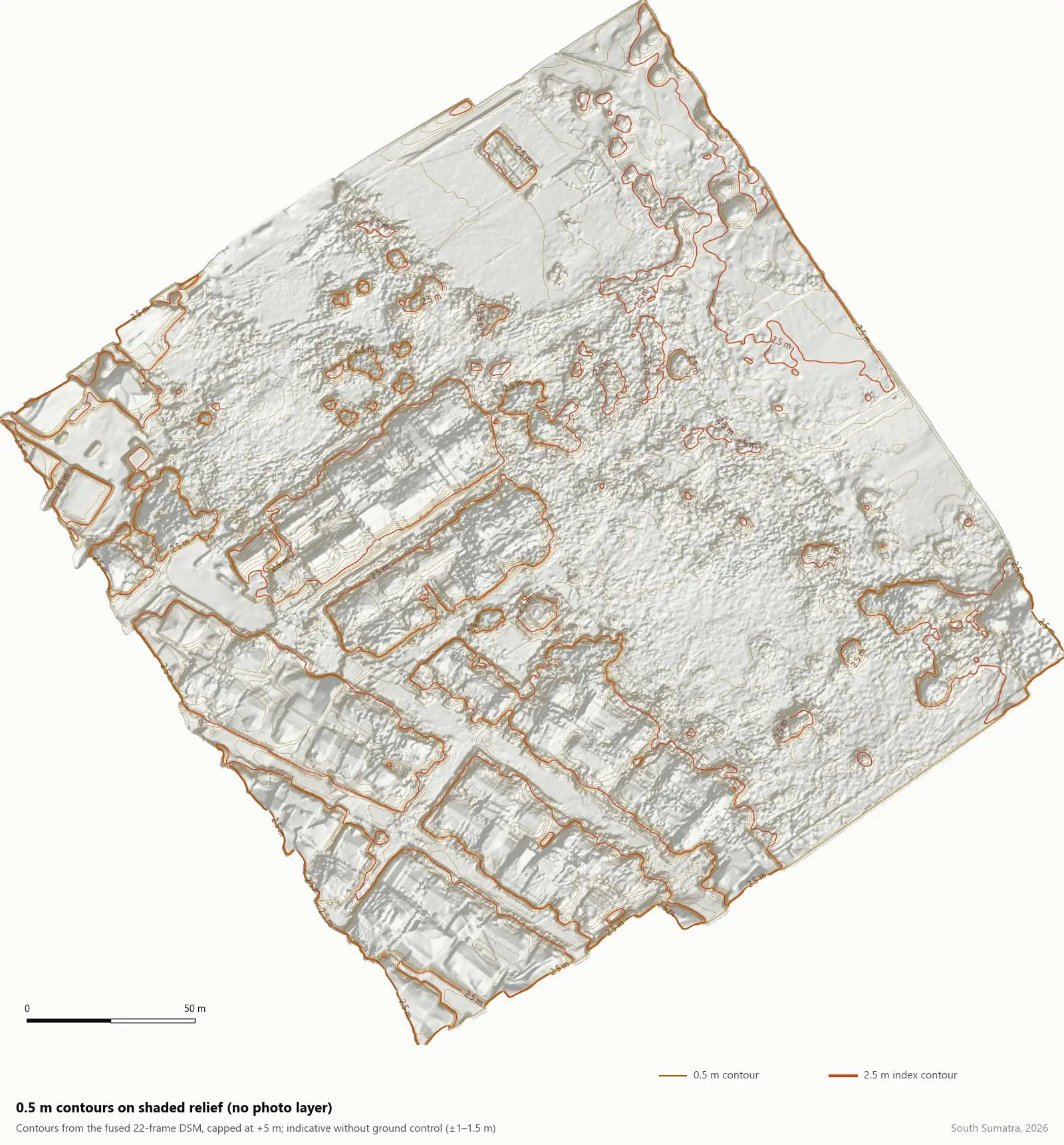 Garis kontur setiap 0,5 meter dengan kontur indeks setiap 2,5 meter di atas relief abu-abu. Tanpa koordinat dan tanpa foto udara.
